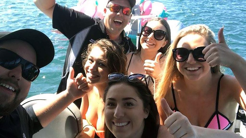 Tytöt olivat helpottuneita tullessaan pelastetuiksi. Alex (vas.) ja Tristen veivät heidät turvallisesti rannalle.