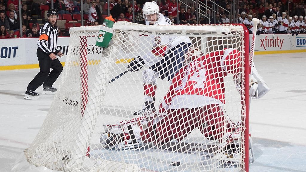 Aleksander Barkov ja kiekko maaliin.