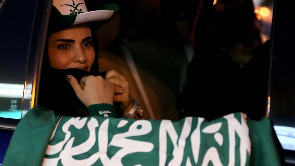 Saudi-Arabiassa naiset eivät saa itse ajaa autoa. Monet perheet ovatkin palkanneet henkilökohtaisia kuljettajia.