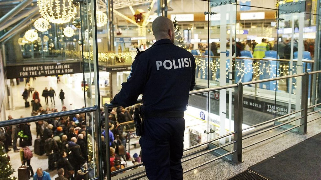 Helsinki-Vantaan lentokentän T2-lähtöaula tyhjennettiin oireita aiheuttaneen hajun vuoksi osittain eilen. Poliisi eristi pelastushenkilökunnan osoittamia alueita, turvasi aluetta ja ohjasi liikennettä.