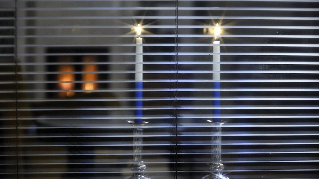 Kahden kynttilän alkuperään liittyy useampikin teoria.