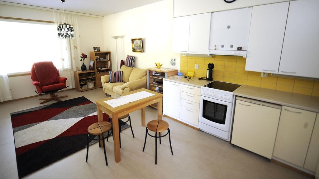 Kehitysvammaisille nuorille aikuisille tarkoitetun ryhmäkodin yhden asukkaan huone. Kuvituskuva.