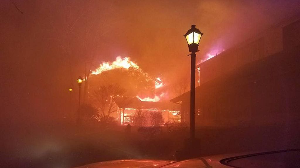 Raivokkaasti edenneiden maastopalojen tielle jäänyt koulurakennus Gatlinburgissa, Yhdysvaltojen Tennesseessä. Palot ovat vaatineet ainakin 13 henkeä ja tuhonneet satoja rakennuksia.