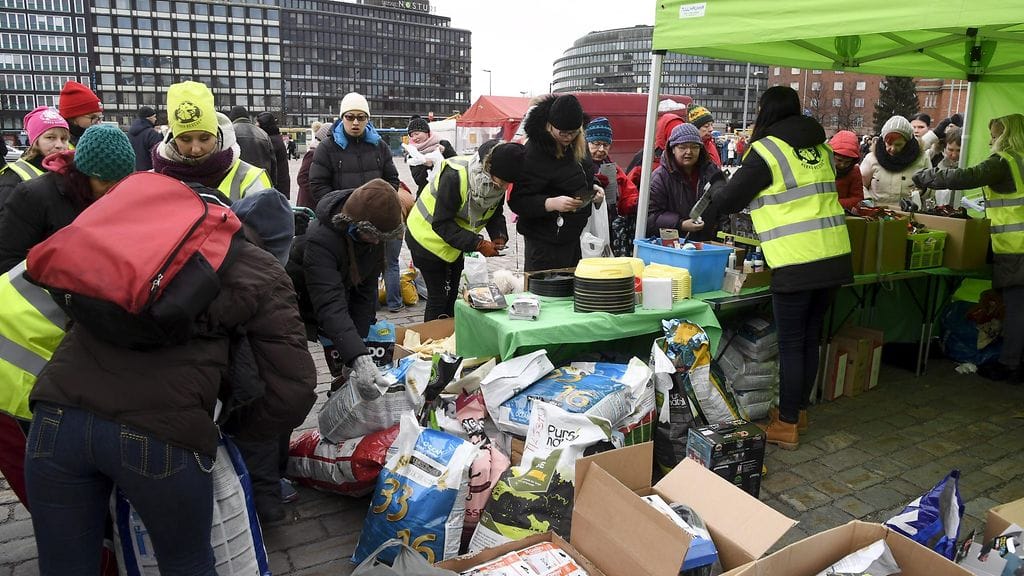 Lemmikinomistajia Lemmikkien leipäjono -tapahtumassa Helsingissä Hakaniemen torilla lauantaina 3. joulukuuta 2016. Eläinsuojeluyhdistys Rekku Rescue järjesti tapahtuman vähävaraisten lemmikinomistajien auttamiseksi.