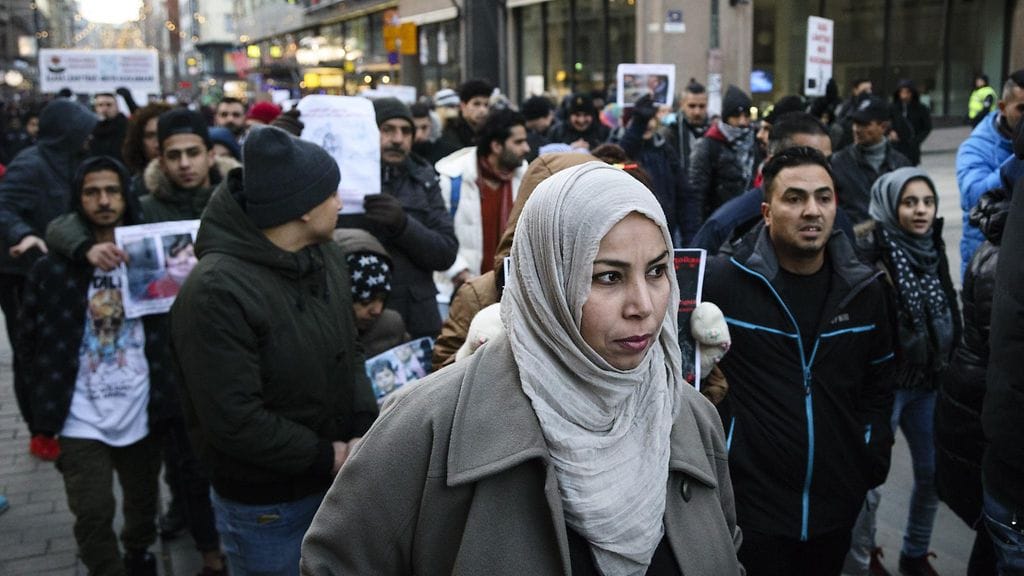 rakilaiset turvapaikanhakijat osoittivat mieltään Aleksanterinkadulla Suomen turvapaikkapolitiikka ei ole oikeudenmukainen! -mielenosoituksessa Helsingissä.