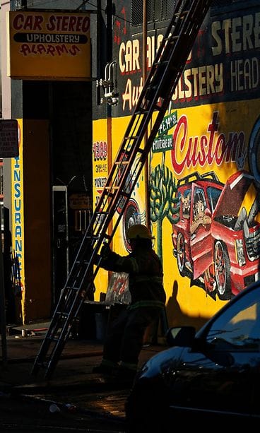 Tulipalo Oaklandissa Kaliforniassa