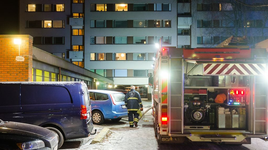 Kuudennen kerroksen asunto syttyi alkuillasta palamaan Vantaan Myyrmäessä. Kuvassa palokunta on jo paikalla.