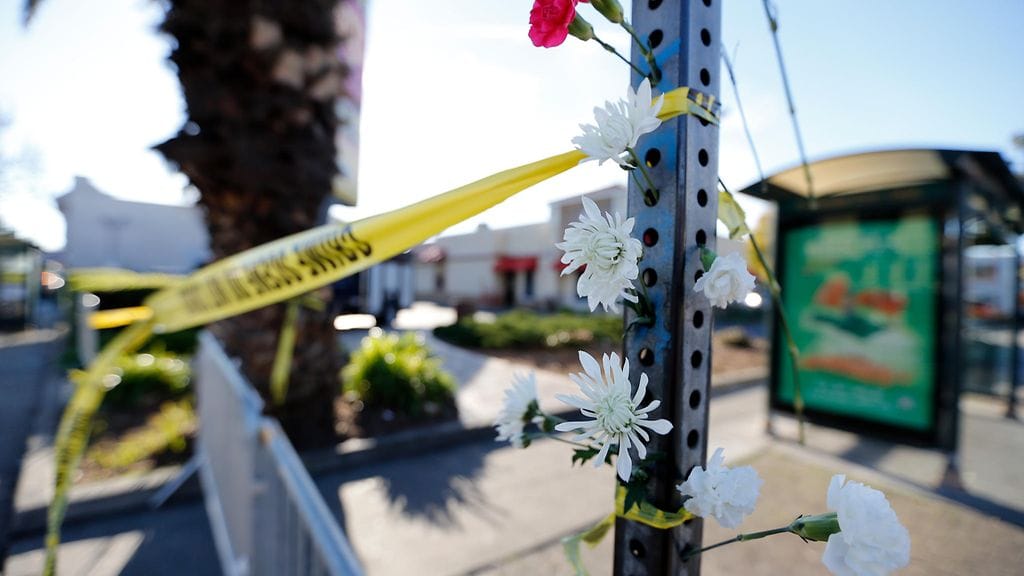 Kaliforniassa Oaklandissa on surtu tänään teknobileissä syttyyneen tulipalon uhreja.