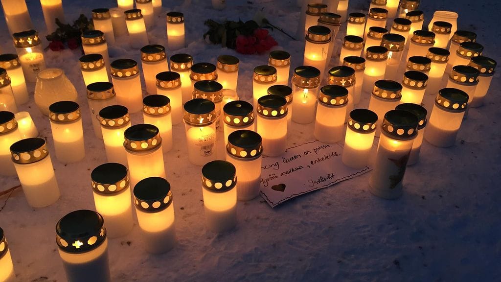 Ihmiset muistivat kuolleita tuomalla tapahtumapaikalle kynttilöitä.