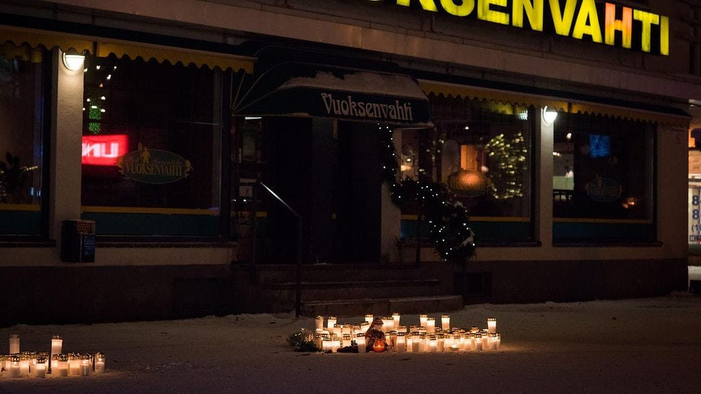 Tapahtumapaikan edustalle on koottu runsaasti kynttiöitä ampumatapauksessa menehtyneiden muistoksi.