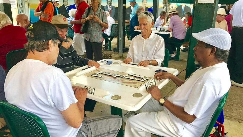 Miehet pelaavat dominoa Miamimin Pikku-Havanassa.