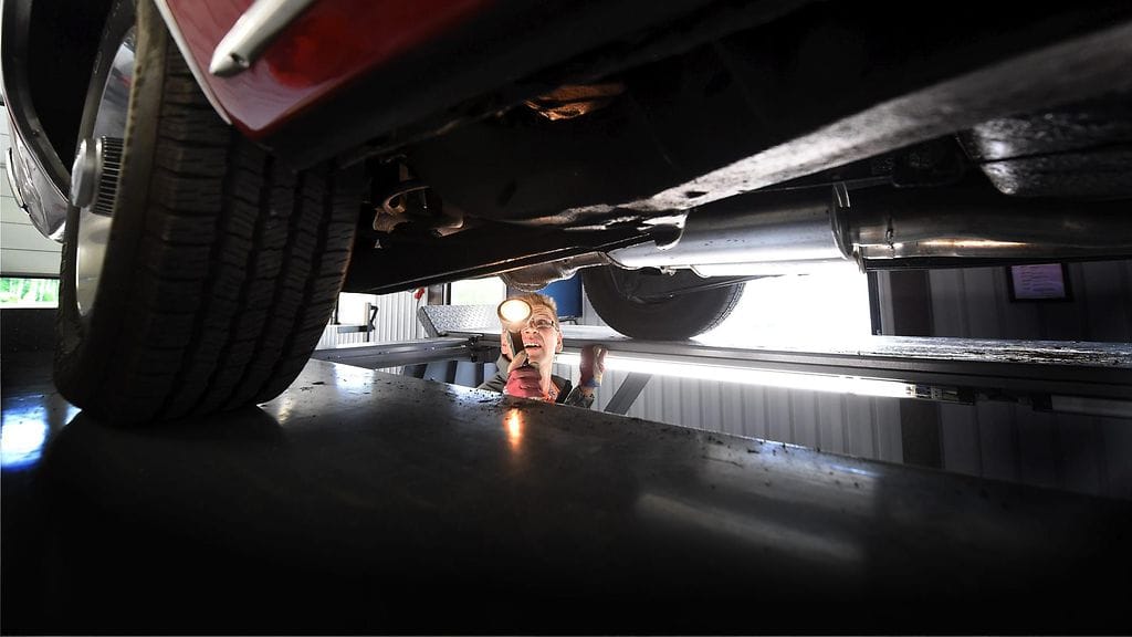 Katsastaja Ari Suontausta katsastaa autoa Huoltokeskus Ysiautossa Urjalassa 1. heinäkuuta 2014.