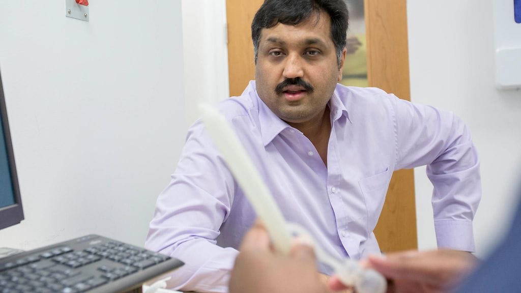 Mohammed Abad tutustuu penisproteesiin, 2015