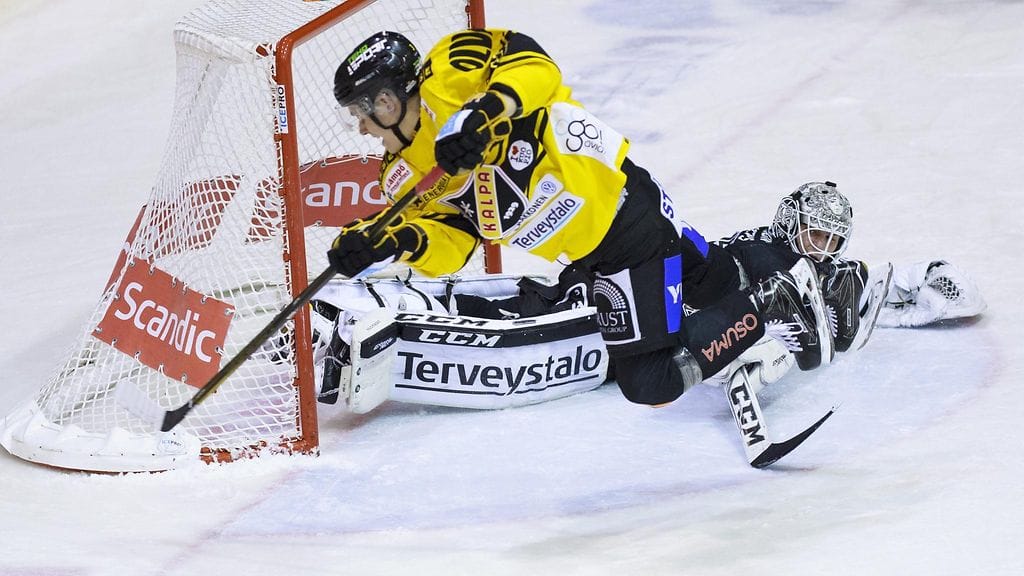 Santeri Lukka pyrähtää Aleksandar Georgijevin luukulle KalPan ja TPS:n välisessä ottelussa.