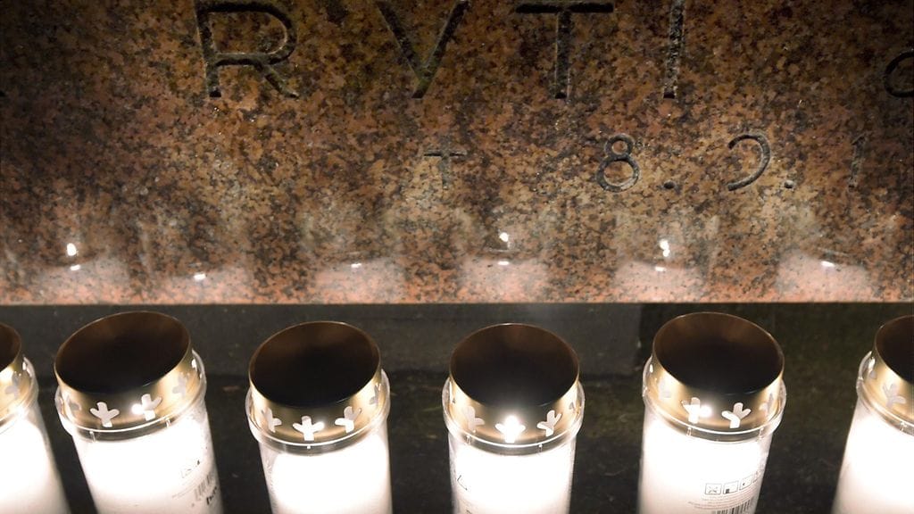 Kynttilöitä presidentti Risto Rytin haudalla Hietaniemen hautausmaalla Helsingissä 5. joulukuuta 2016. Presidenttien hautojen perinteinen kynttilävalaisu järjestettiin itsenäisyyspäivän aattona hautausmailla Helsingissä, Luumäellä ja Nivalassa.