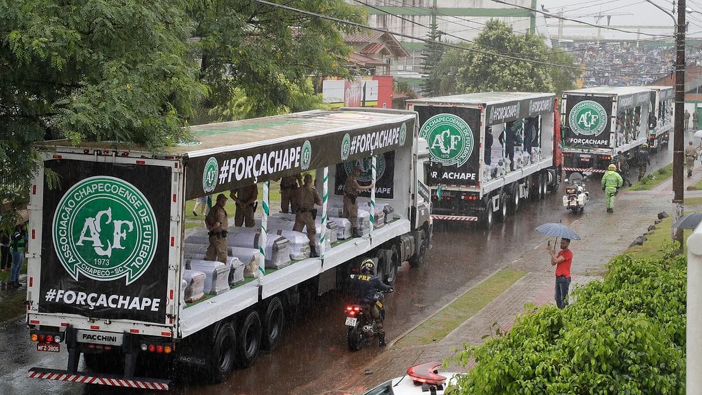 Pelaajien arkkuja kuljetettiin lauantaina Chapecon kaupungin läpi.