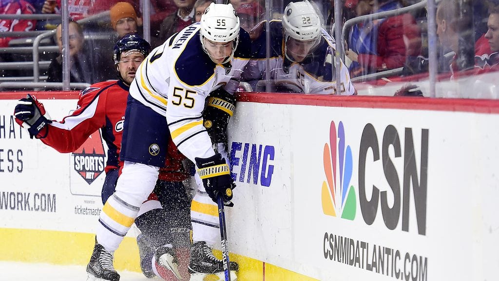 Laidat rytisee! Rasmus Ristolainen innostui taklauspuuhiin yön NHL-kierroksella.