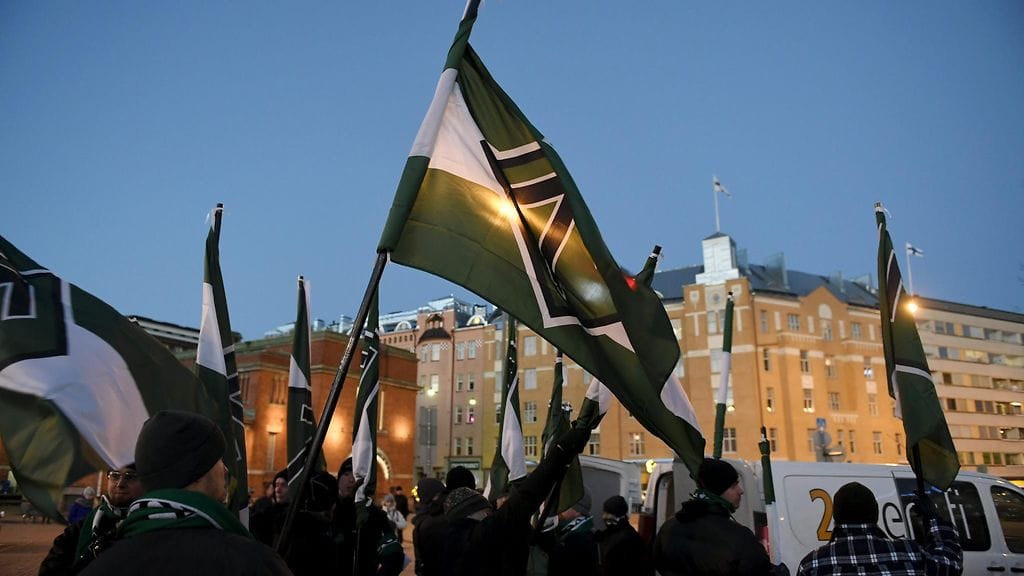 Uusnatsistisen Pohjoismaisen vastarintaliikkeen (PVL) jäseniä kokoontuneena Hakaniementorille ennen Kaisaniemen puistoon suuntautuvaa marssia Helsingissä itsenäisyyspäivänä 6. joulukuuta 2016.