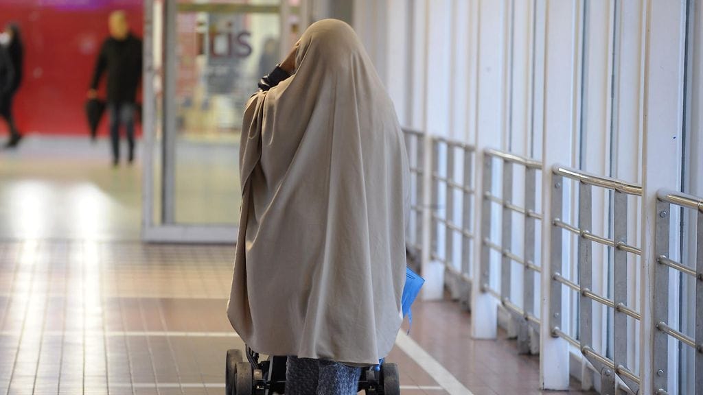 Burkha on vartalon kokonaan peittävä huivi, jossa on kasvot peittävä verkko. Kuvituskuvassa musliminainen Itis-kauppakeskuksessa.