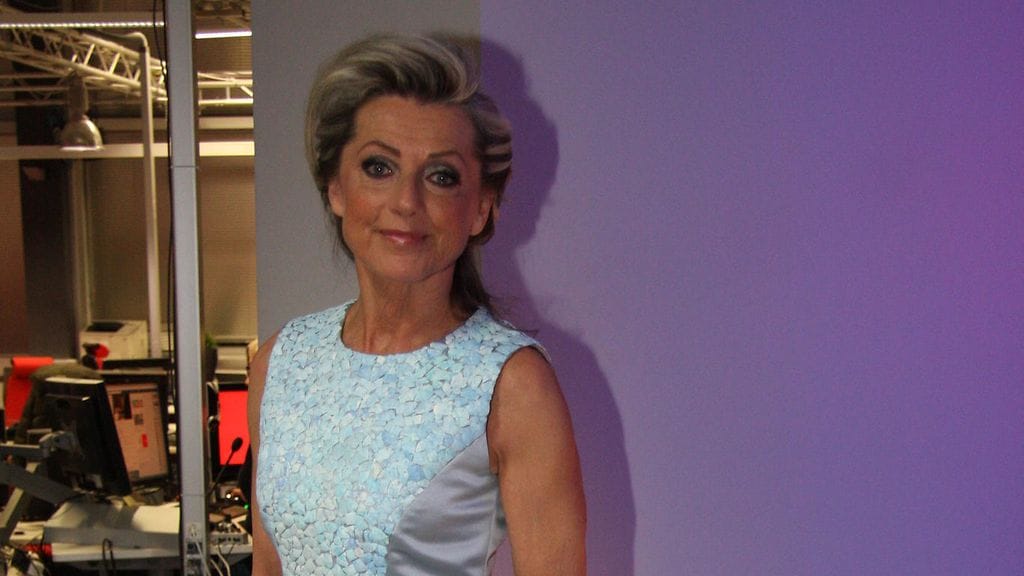 Ritva Elomaan puvun etumus oli koristeltu värjätyillä kananmunan kuorilla.