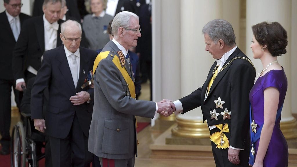 Kenraali Jaakko Valtanen kätteli tänä vuonna ensimmäisenä tasavallan presidentti Sauli Niinistöä.