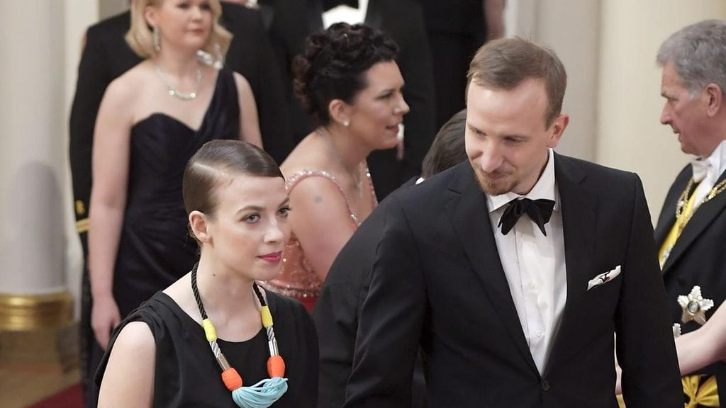 Vasemmistoliiton puheenjohtaja Li Andersson ja puolisonsa kanssa.