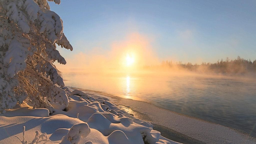 Aurinko valaisi hohtavat hanget Vaalassa Oulujoella itsenäisyyspäivänä. Lukijan kuva.