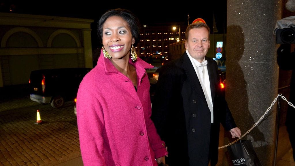 Vuoden pakolaisnainen Rita Kostama ja puoliso saapuivat itsenäisyyspäivän vastaanotolle Helsingissä 6. joulukuuta 2016.