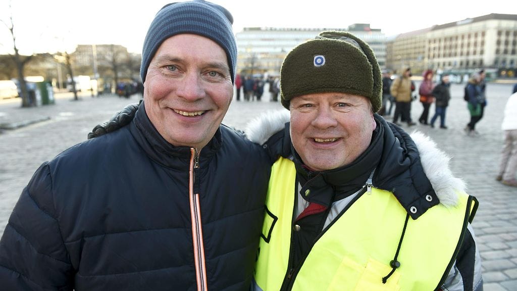 SDP:n puheenjohtaja Antti Rinne (vas.) ja Heikki Hursti. Heikki Hursti järjesti vähäosaisten itsenäisyyspäivän juhlat, jossa jaettiin ruokakasseja Helsingissä Hakaniementorilla Helsingissä 6. joulukuuta 2016.