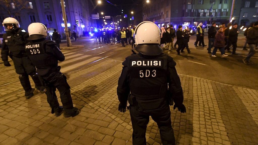 Poliisi turvasi 612.fi-yhdistyksen soihtukulkueen reittiä Helsingin Töölöntorilta kohti Hietaniemen sankarihautausmaata itsenäisyyspäivänä 6. joulukuuta 2016.