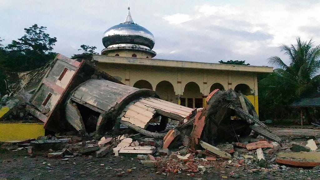 Maanjäristys oli voimakkuudeltaan 6,5 magnitudia. Kuvassa järistyksen seurauksena romahtanut minareetti.