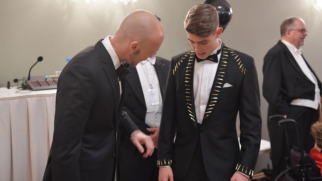 Laulaja Juha Tapio ihmettelee Robinin puvussa olleita yksityiskohtia Linnan juhlien kulisseissa.