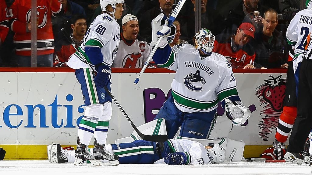 Philip Larsen makasi jäässä pitkään liikkumattomana.