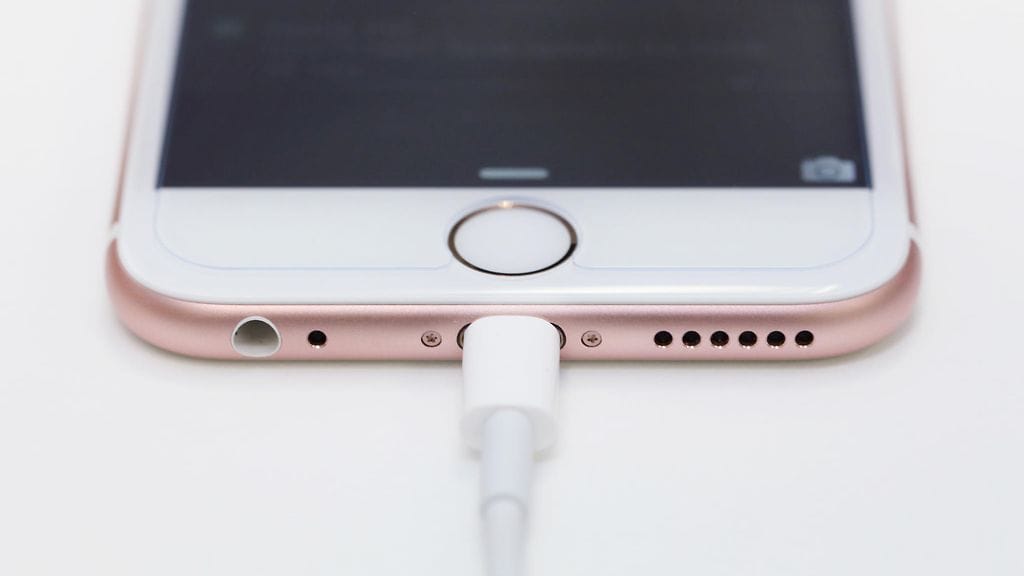 Applen iPhone-puhelimissa on ollut aina vain yksi näppäin näytön yhteydessä.