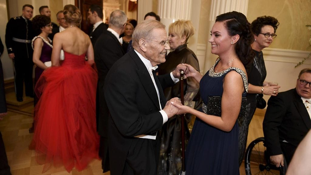 Sotaveteraani Tauno Hämäläinen ja tyttärentytär Krista Heliö tanssimassa itsenäisyyspäivän vastaanotolla Helsingissä 6. joulukuuta 2016.