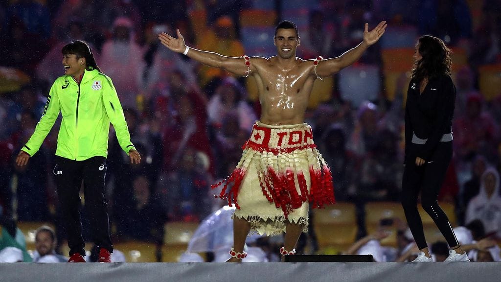 Pita Taufatofua Rion olympialaisten avajaisissa.