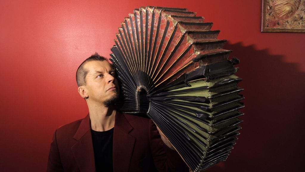 Kimmo Pohjonen on harmonikkamuusikko ja säveltäjä, joka on yhdistellyt tuotannossaan suomalaista kansanperinnettä sekä nykymusiikkia.