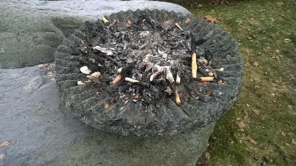 Hietaniemen hautausmaalla YK-rauhanturvaajien muistokivi, jonka malja oli täynnä poltettuja soihtuja.