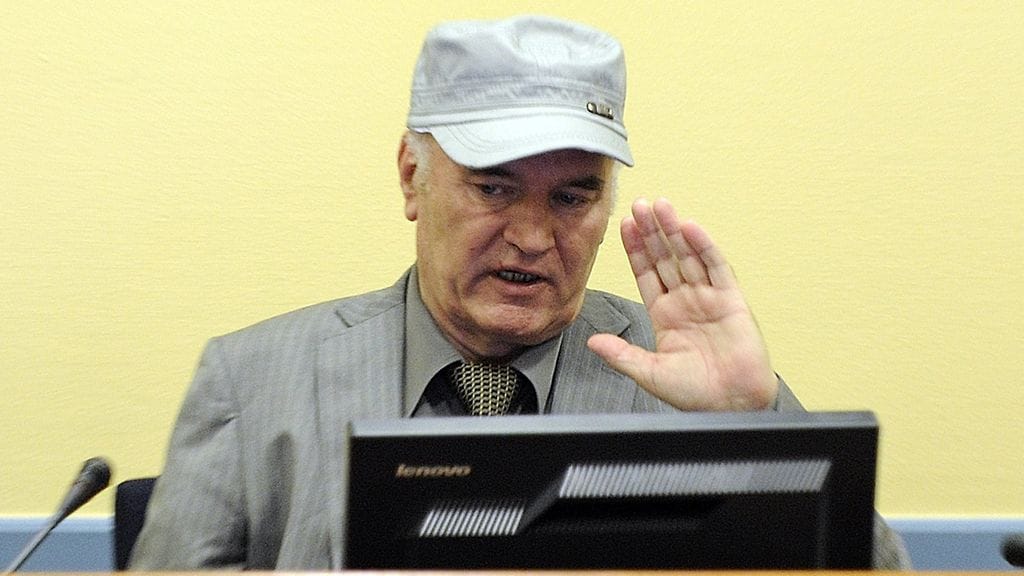 Entinen serbikenraali Ratko Mladic oikeudessa vuonna 2011.