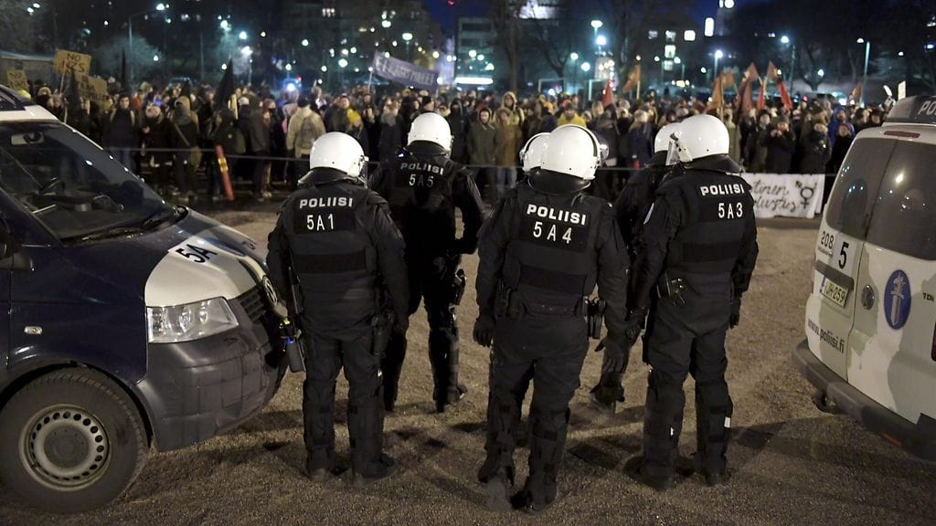 Poliisi valvoi Helsinki ilman natseja -mielenosoitusta Helsingin Kaisaniemessä itsenäisyyspäivänä 6. joulukuuta 2016.