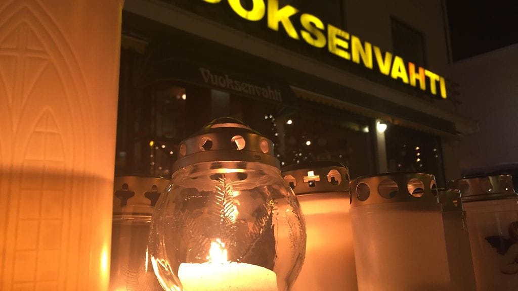 Imatran kolmoissurma - kynttiläitä ravintola Vuoksenvahdin edessä 1