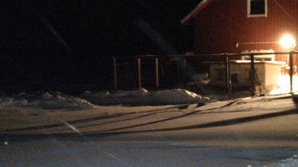 Luminen piha Pohjois-Karjalassa Kinahmon kylässä