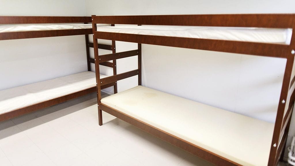 YK:n komitea on huolissaan muun muassa siitä, että Suomi ottaa turvapaikanhakijoita säilöön erityisesti maasta poistamisen yhteydessä. Kuvituskuvassa sänkyjä vastaanottokeskuksessa.