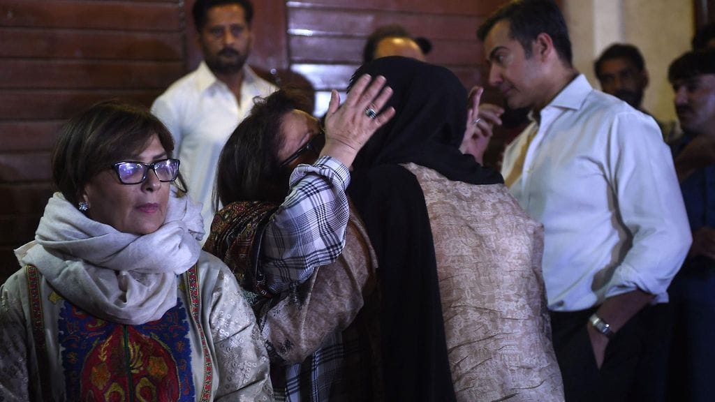 Entisen poptähden Junaid Jamshedin talolla surtiin tänään. Hän oli mukana lennolla.