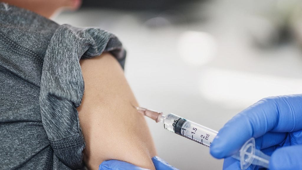 Kuvituskuva. Lapsensa menettänyt äiti puhuu nyt influenssarokotteen puolesta.