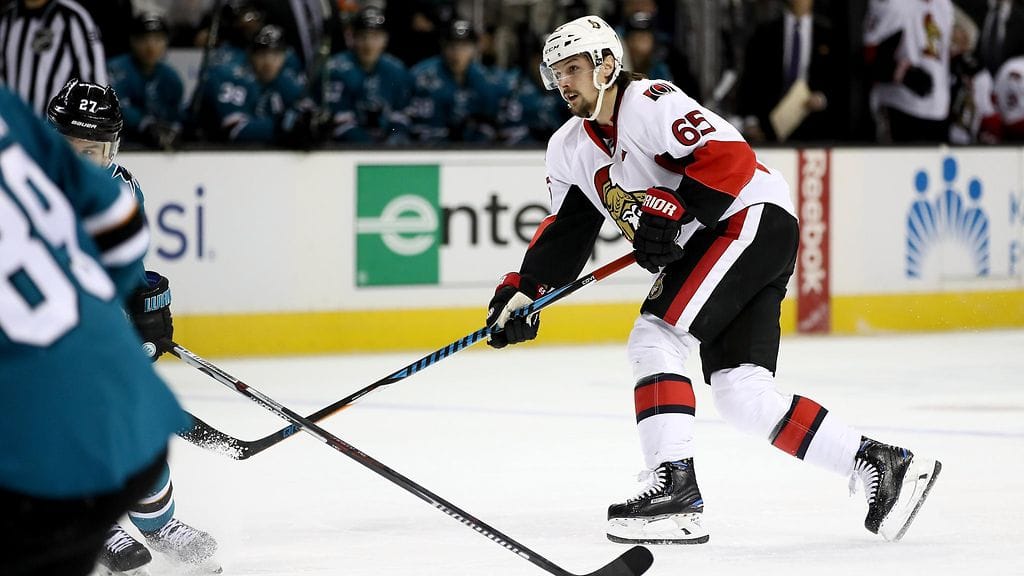 Erik Karlsson on lähettänyt kiekon maaliin.