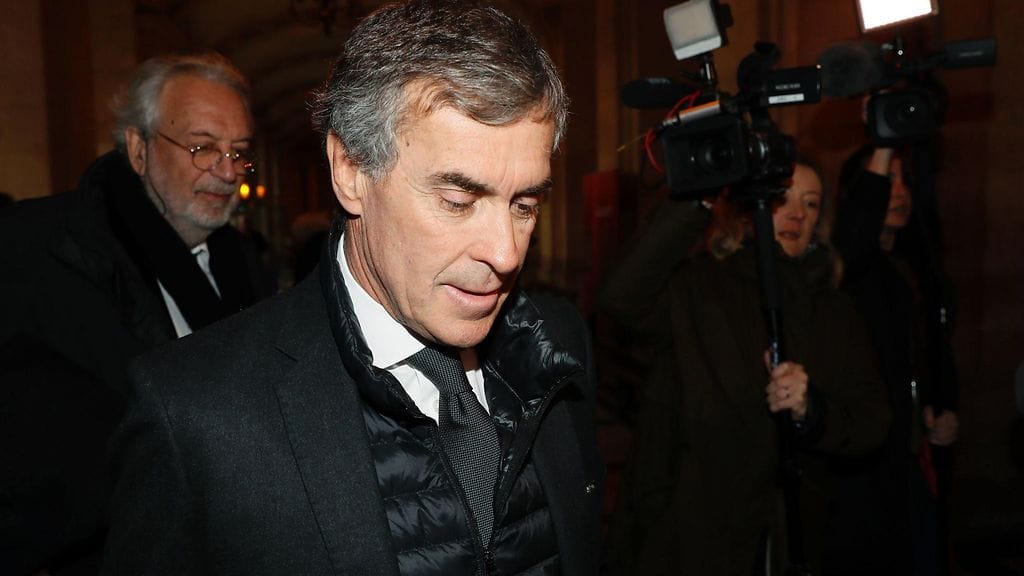 Ranskan entinen budjettiministeri Jerome Cahuzac saapumassa oikeustalolle Pariisissa tänään.