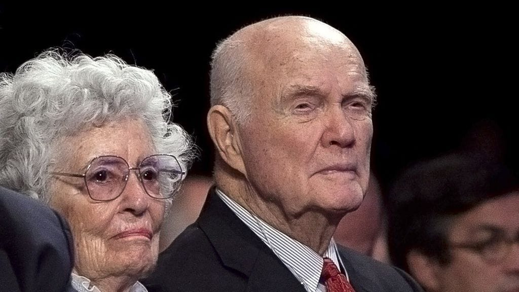 John Glenn yhä elossa olevan vaimonsa Annie Glennin kanssa vuonna 2012 New Yorkissa.