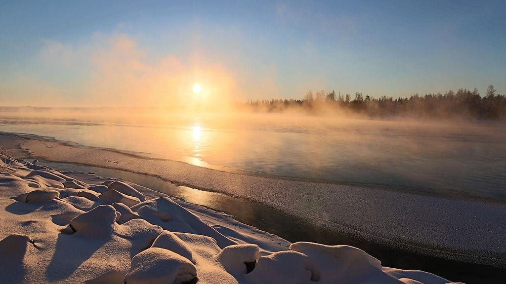 Talviaurinko Vaalassa Oulujoella. Lukijan kuva.