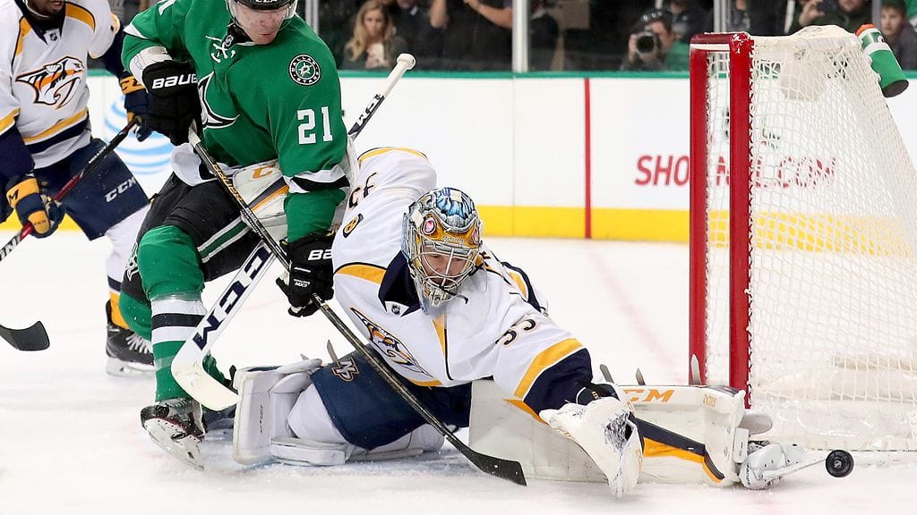 Pekka Rinne torjuu Antoine Rousselin häiritessä.